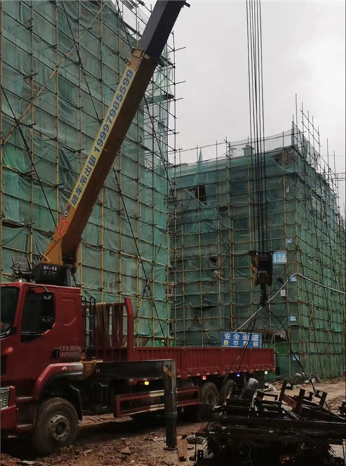 德城区“慢工细活”—— 吊车的 “微动控制” 技术
